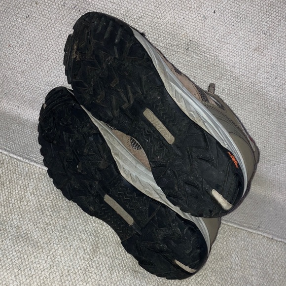 Hi-Tec Women's 7 1/2 hiking waterproof athletic walking Shoes - Picture 7 of 14